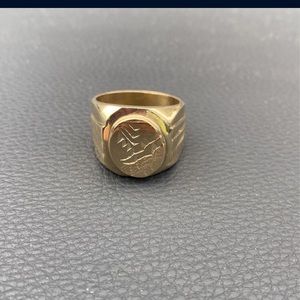 Beautiful ship scene on faceplate. Solid, no dings or marks